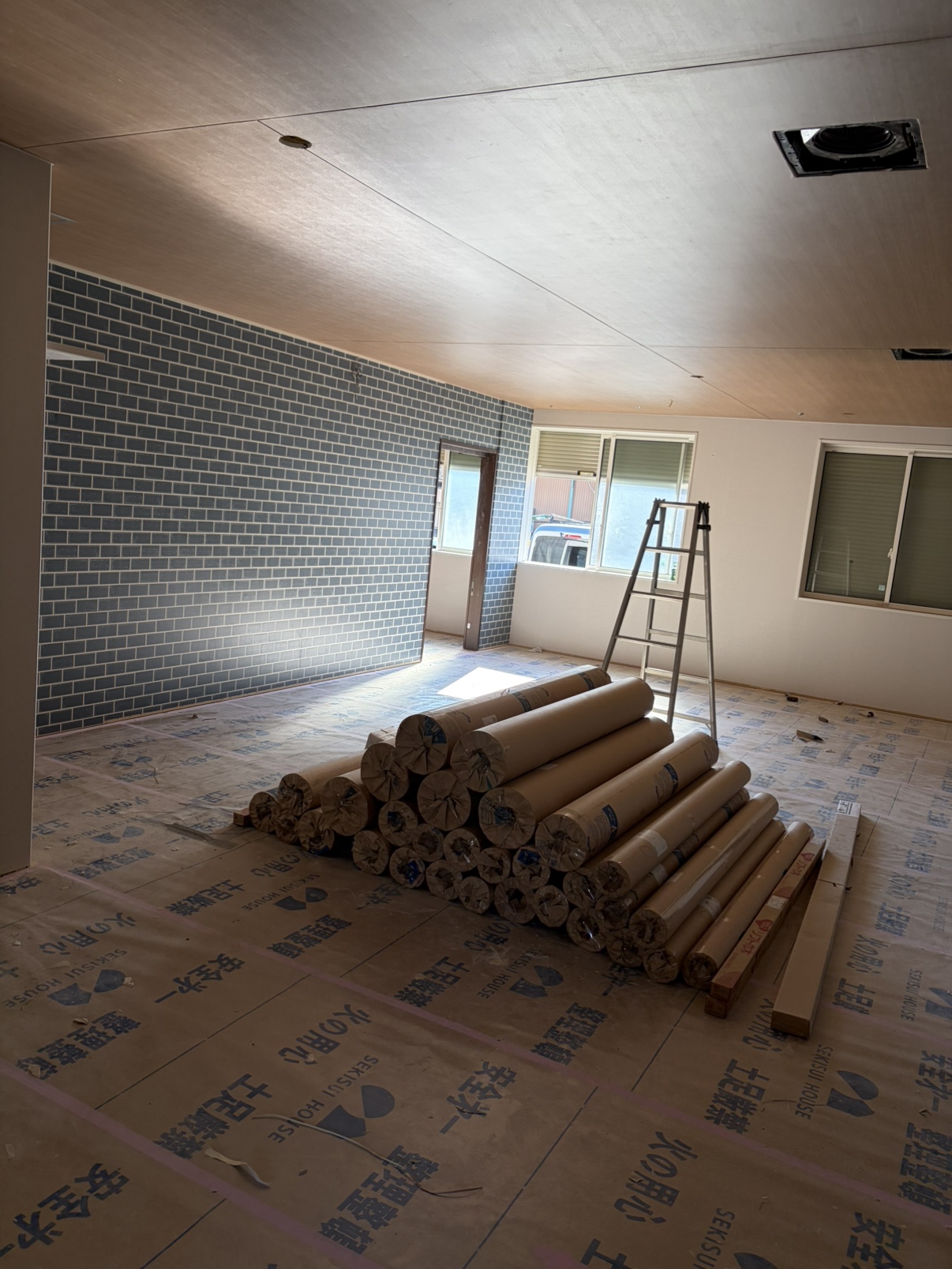 併せて内装工事も仕上げ工事に取り掛かってます